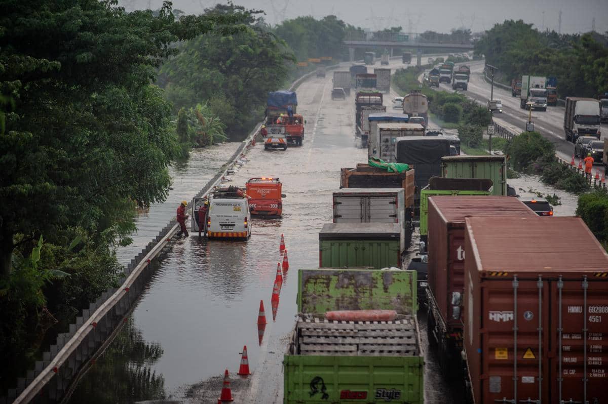 Tol Tangerang-Merak KM 50 tergenang banjir pada Jumat (23/1/2026)  