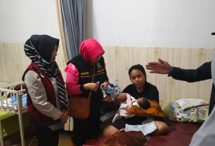 Ibu hamil melahirkan di tengah banjir Kota Tangerang