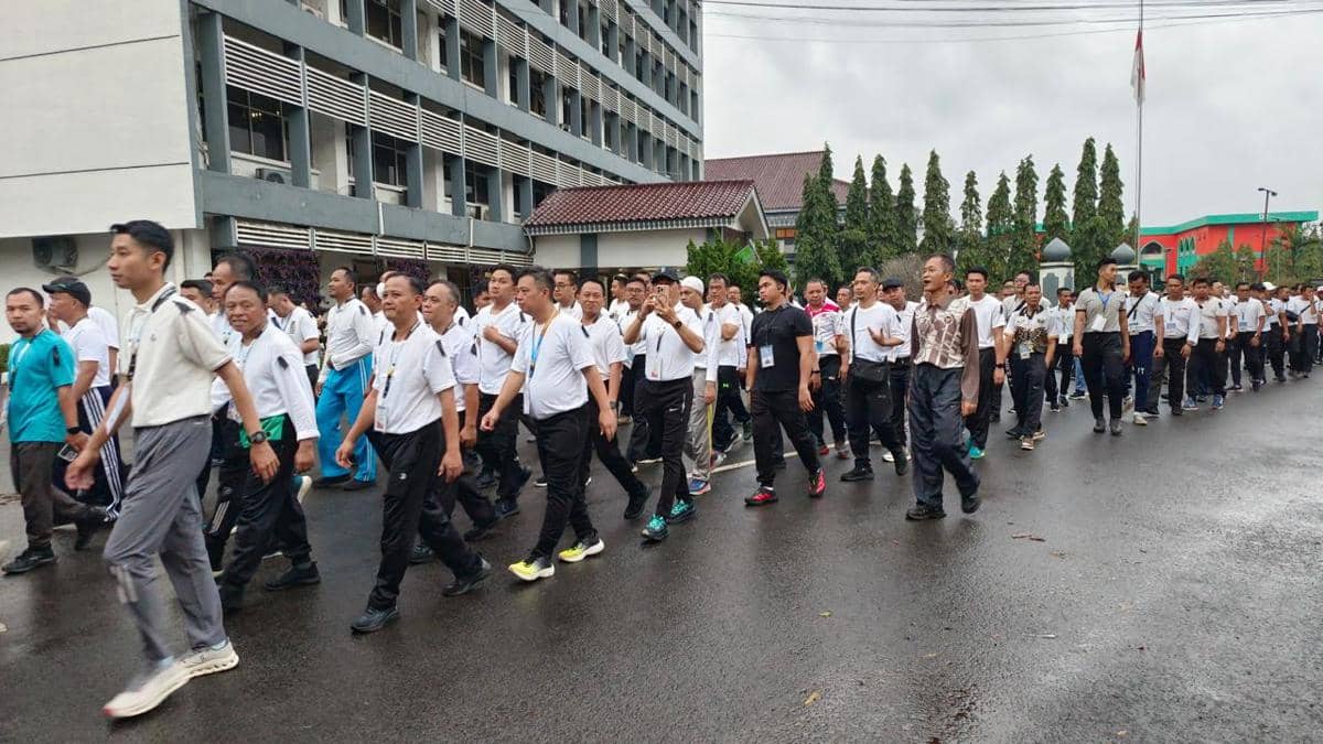 Peserta Diklat PPIH Arab Saudi 2026 mengikuti fun walk sejauh 7,5 km (Dok. Media Center Haji)