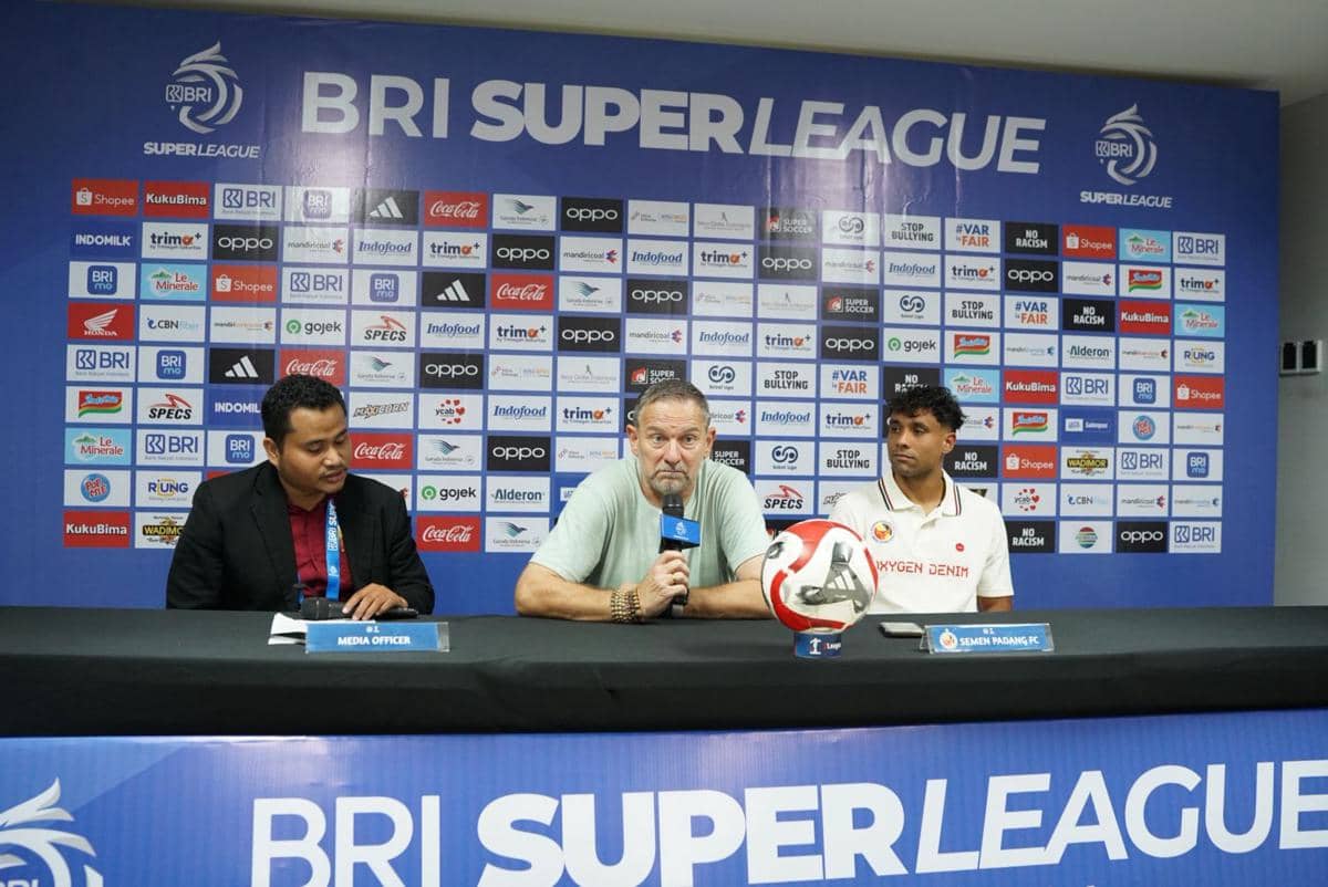 Pelatih Semen Padang FC, Dejan Antonic (tengah) memberikan keterangan usai pertandingan (Foto: MO Semen Padang FC)