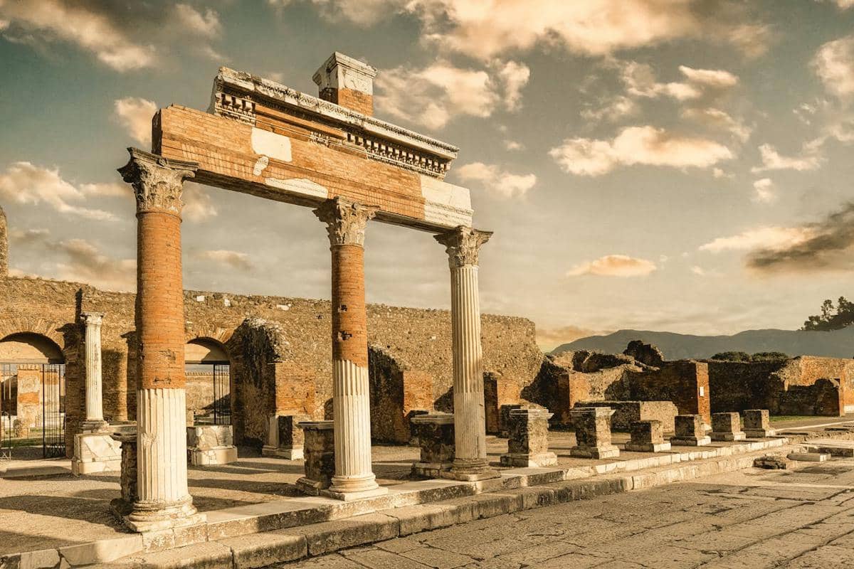 Reruntuhan Forum Pompeii, sebuah kota Romawi kuno di dekat Napoli, Italia, yang terkenal hancur akibat letusan Gunung Vesuvius pada tahun 79 Masehi.