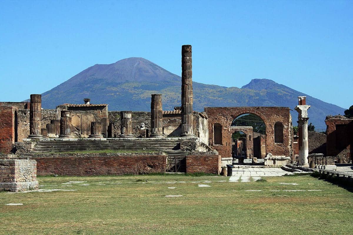 Reruntuhan kota kuno Pompeii di Italia, dengan latar belakang Gunung Vesuvius. 