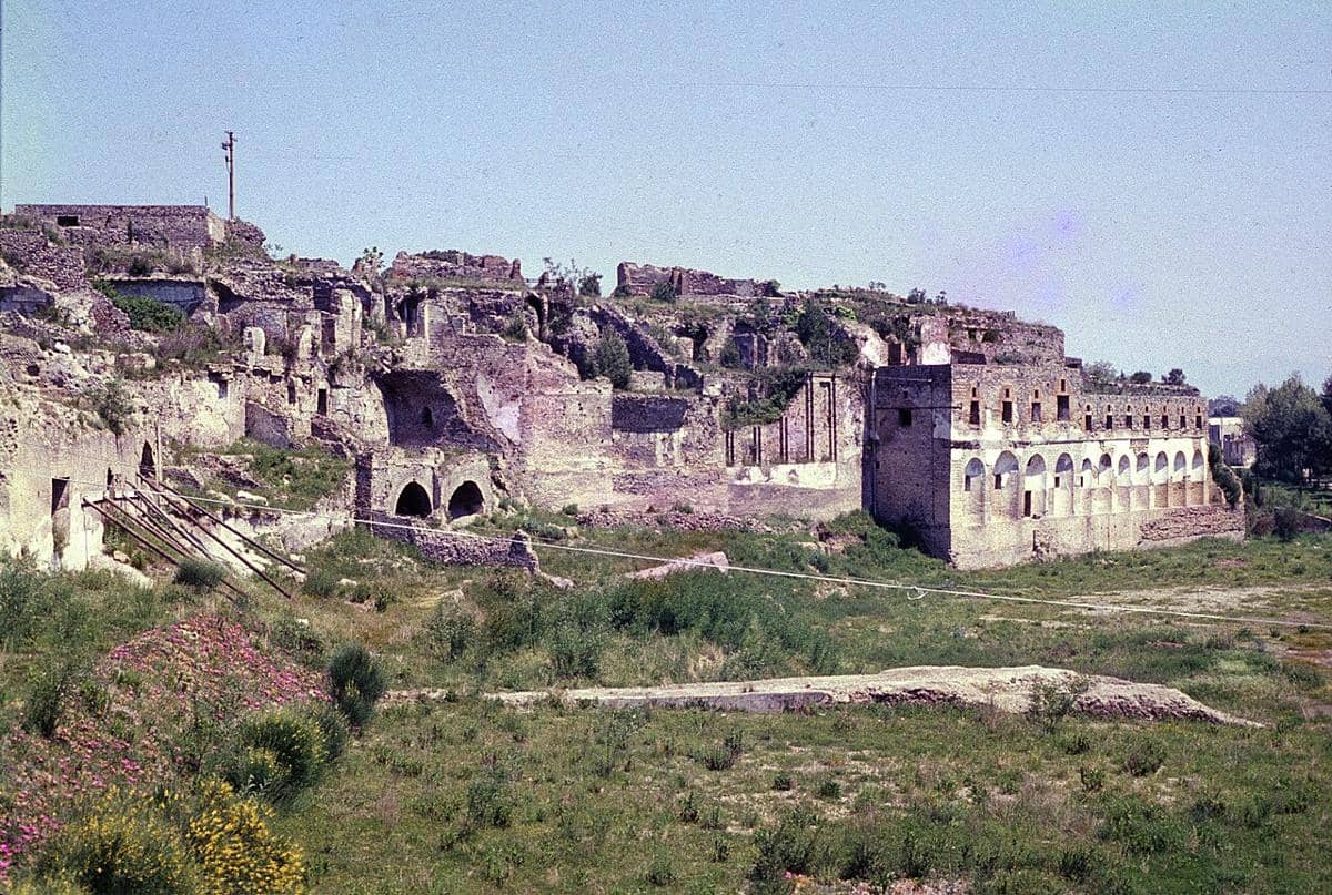 Reruntuhan Pompeii, sebuah kota Romawi kuno di dekat Napoli, Italia, yang terkenal hancur akibat letusan Gunung Vesuvius pada tahun 79 Masehi. 