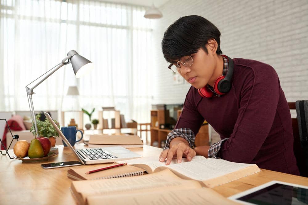 ilustrasi mahasiswa mengerjakan skripsi