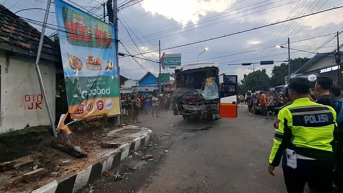 Kondisi bus Harapan Jaya yang mengalami kecelakaan di Kediri. IDN Times/istimewa