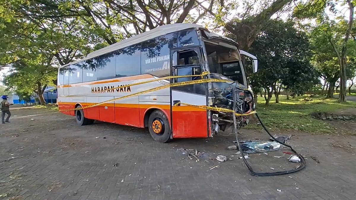 Kondisi bus Harapan Jaya yang mengalami kecelakaan di Kediri. IDN Times/istimewa