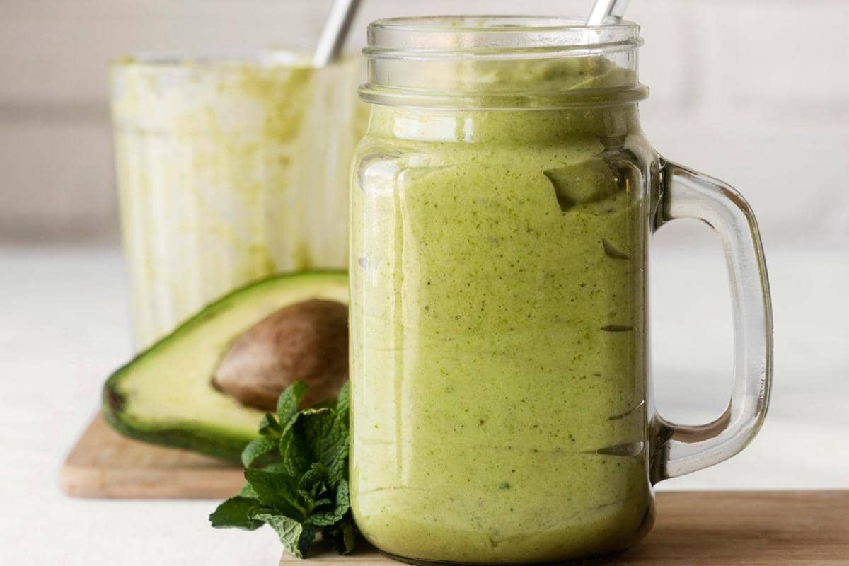 ilustrasi smoothie alpukat dan bayam