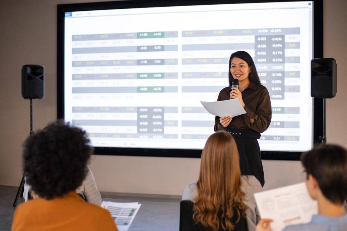 ilustrasi mengikuti kelas public speaking