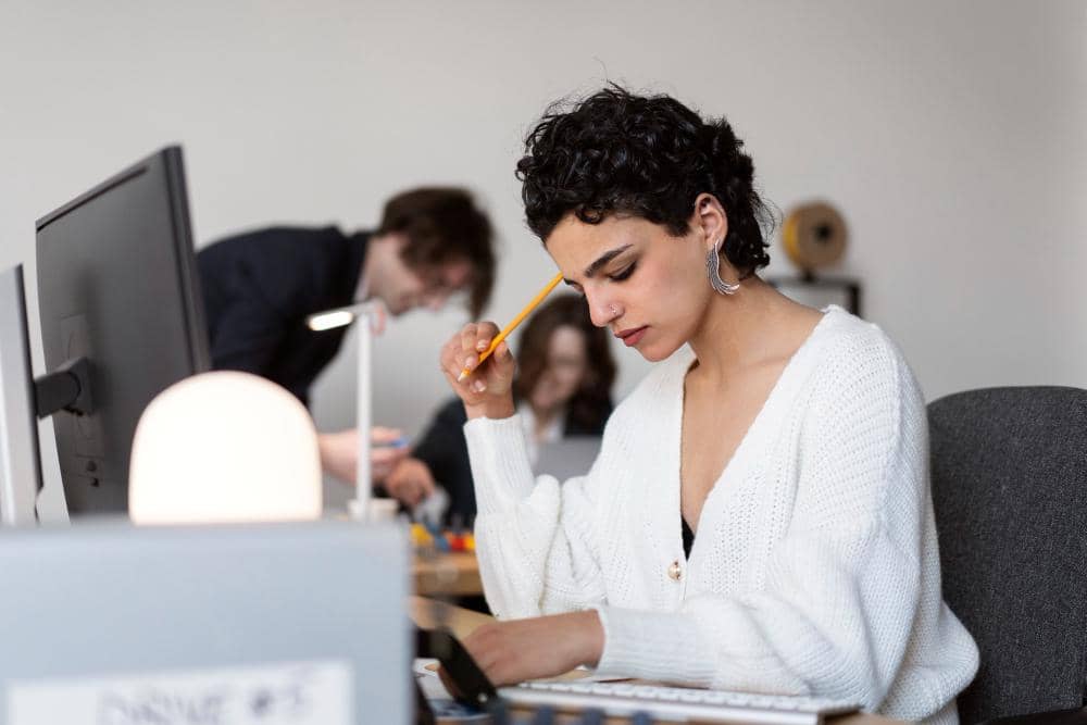 ilustrasi perempuan di kantor