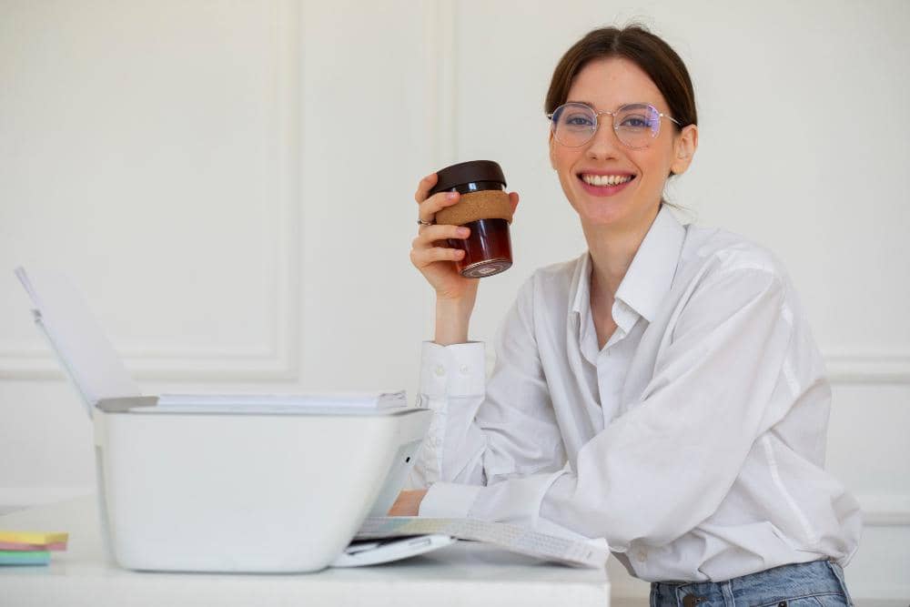 ilustrasi perempuan menyiapkan kopi