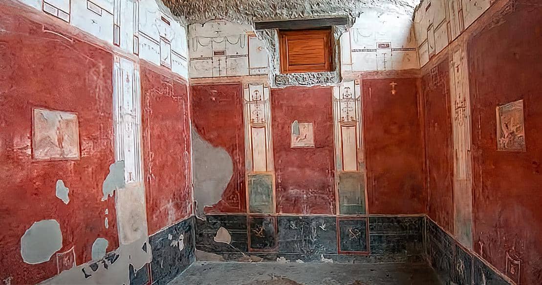 Sebuah exedra (ruangan atau ceruk dengan bangku) yang didekorasi dengan Gaya Keempat lukisan dinding Romawi, yang terletak di Rumah Dinding Merah (Casa delle Pareti rosse) di Pompeii. Struktur ini juga dikenal sebagai Tempat Penenunan Stephanus (Fullonica di Stephanus). 