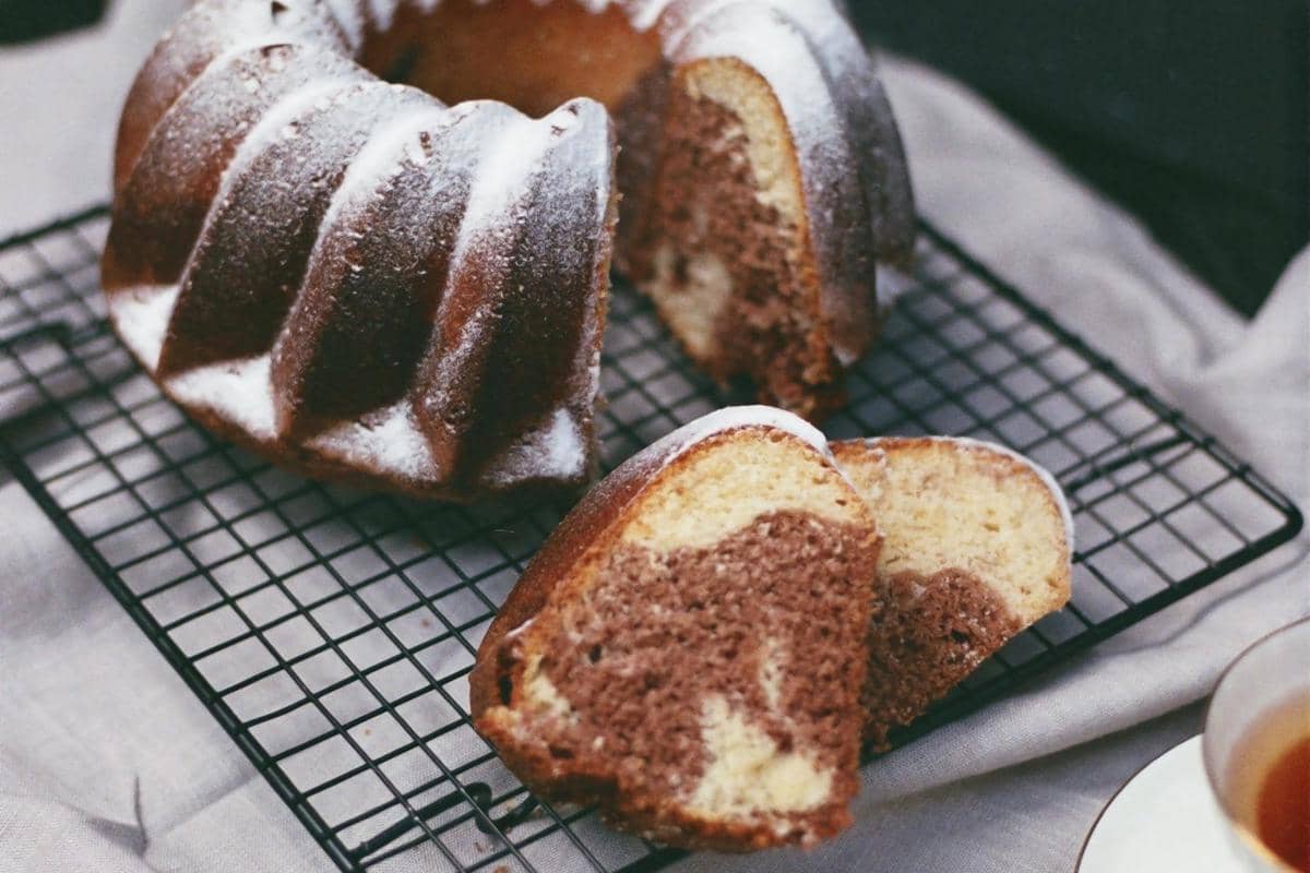 ilustrasi banana marble cake