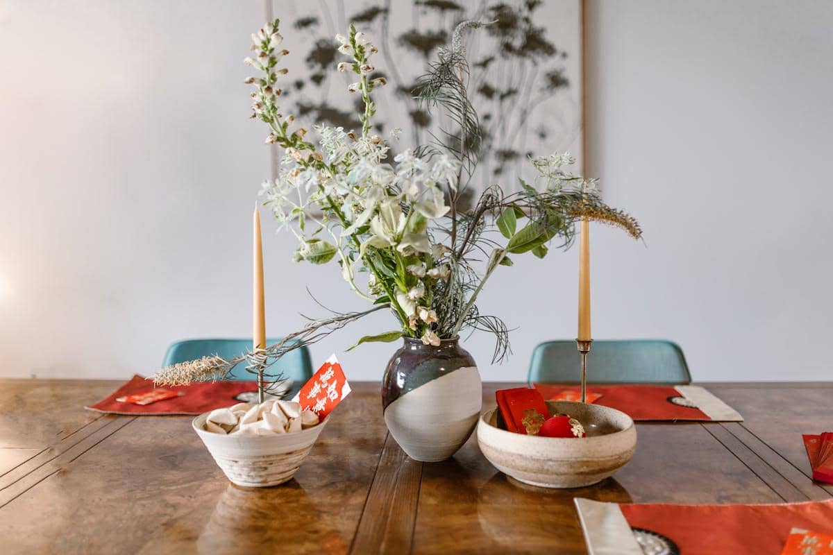 ilustrasi meja makan bernuansa Imlek 