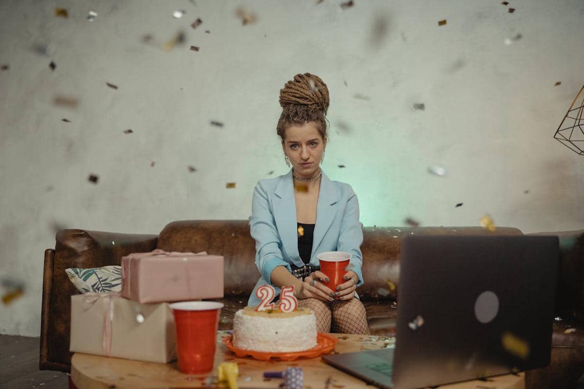 ilustrasi seseorang merayakan ulang tahunnya 