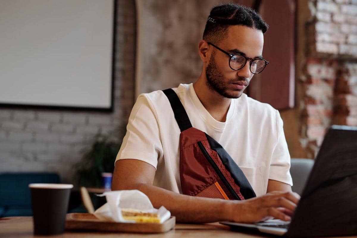 ilustrasi pria menggunakan laptop