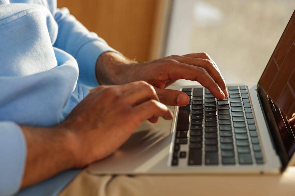 ilustrasi pria menggunakan laptop