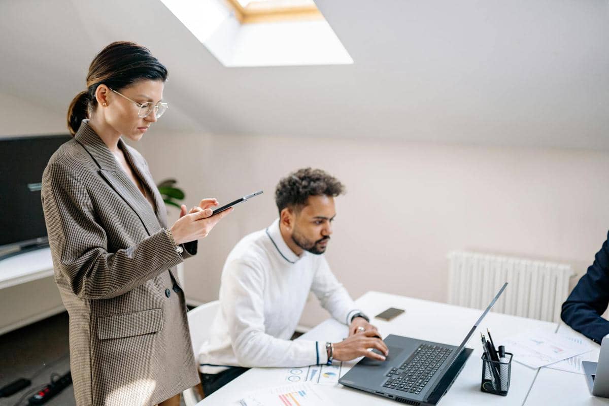 ilustrasi orang bekerja