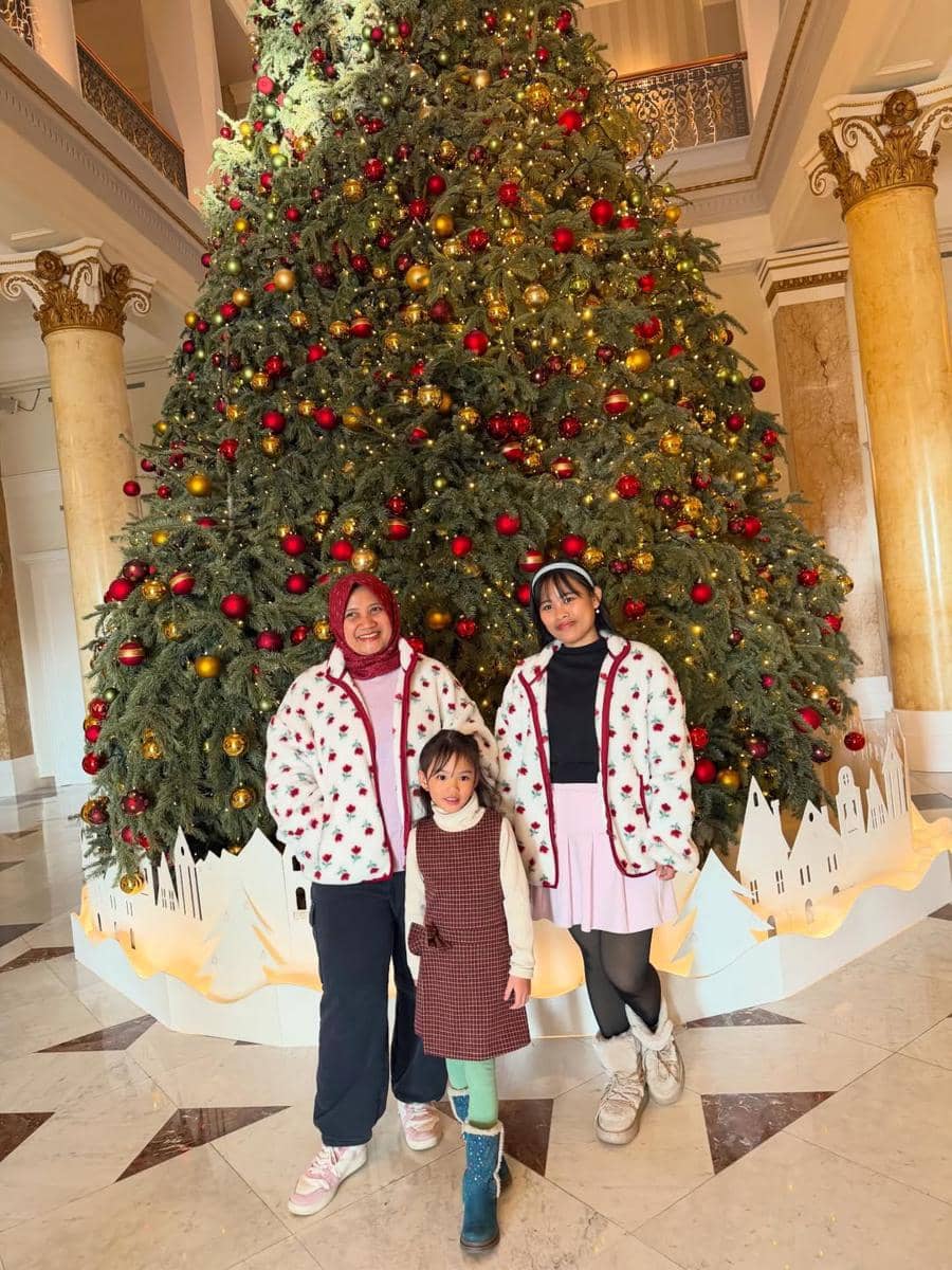 Shandy Aulia liburan ke Eropa dengan ibu dan buah hati.