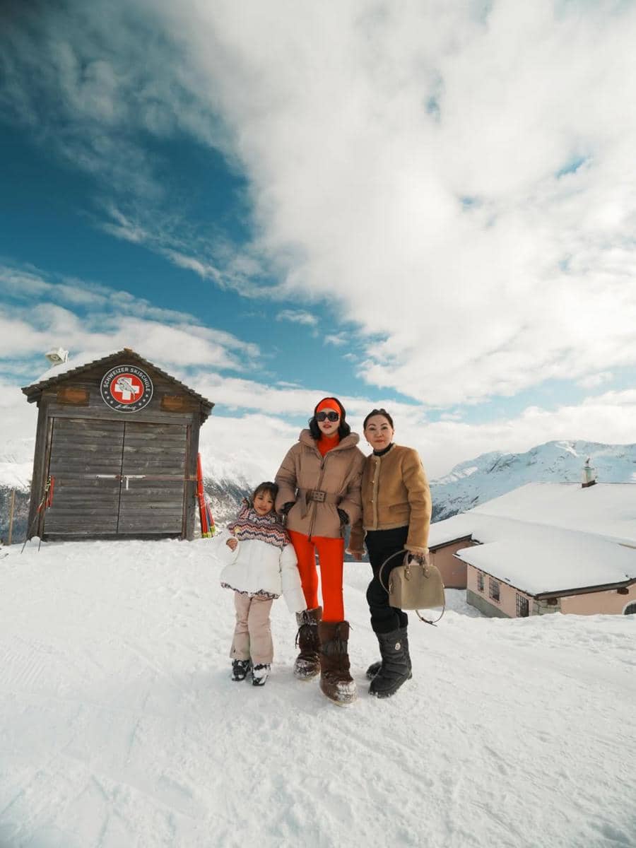 Shandy Aulia liburan ke Eropa dengan ibu dan buah hati.