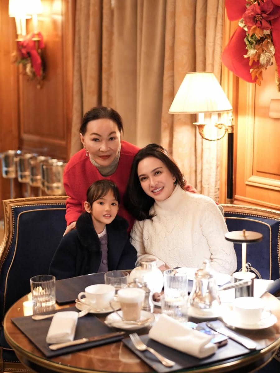 Shandy Aulia liburan ke Eropa dengan ibu dan buah hati.