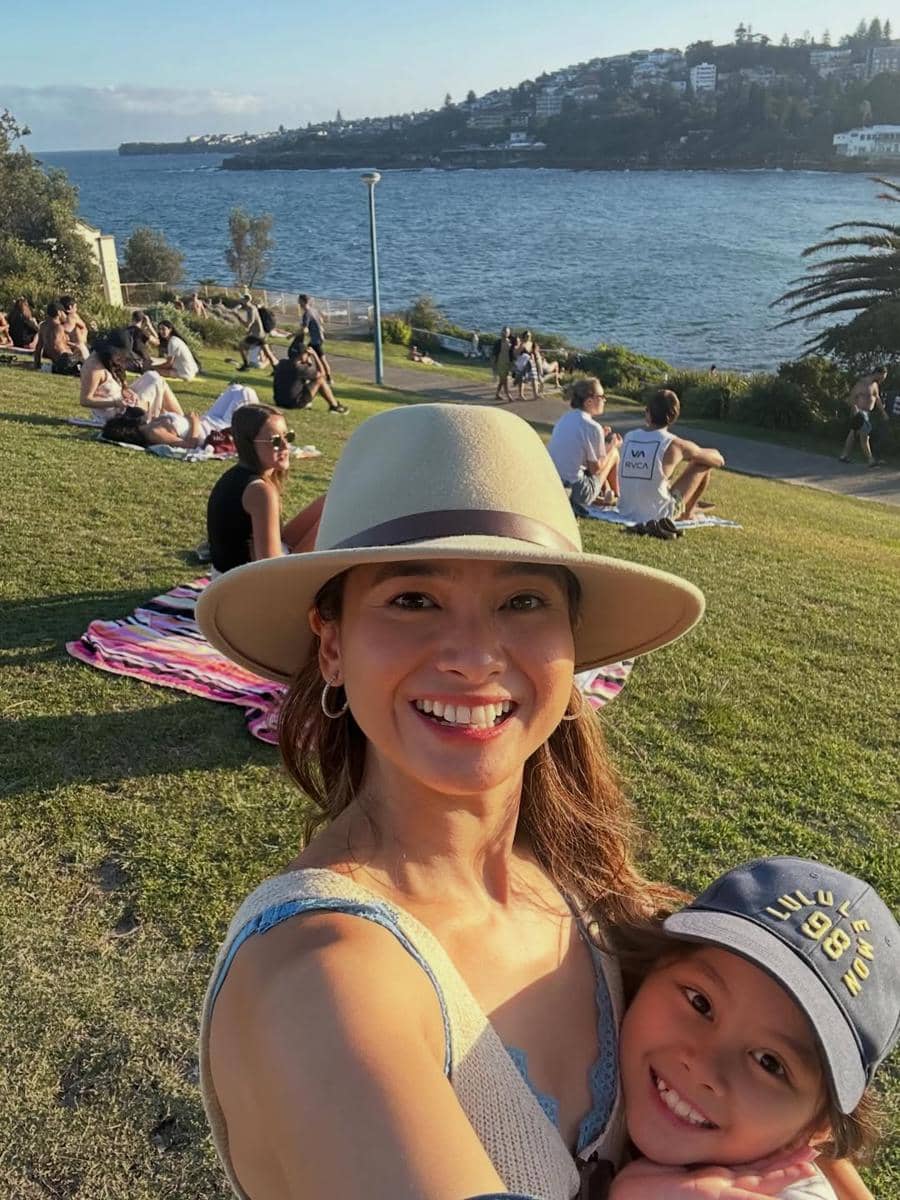 Acha Septriasa dan anak jalan-jalan dari Clovelly ke Coogee.