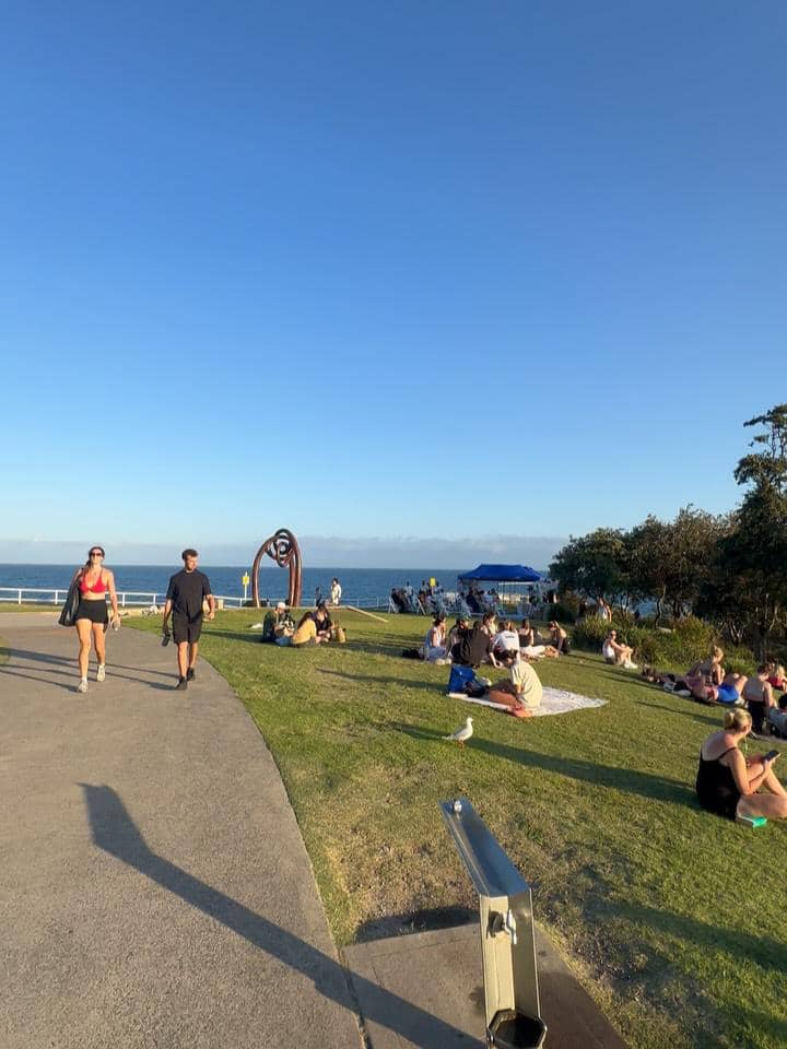 Acha Septriasa dan anak jalan-jalan dari Clovelly ke Coogee.