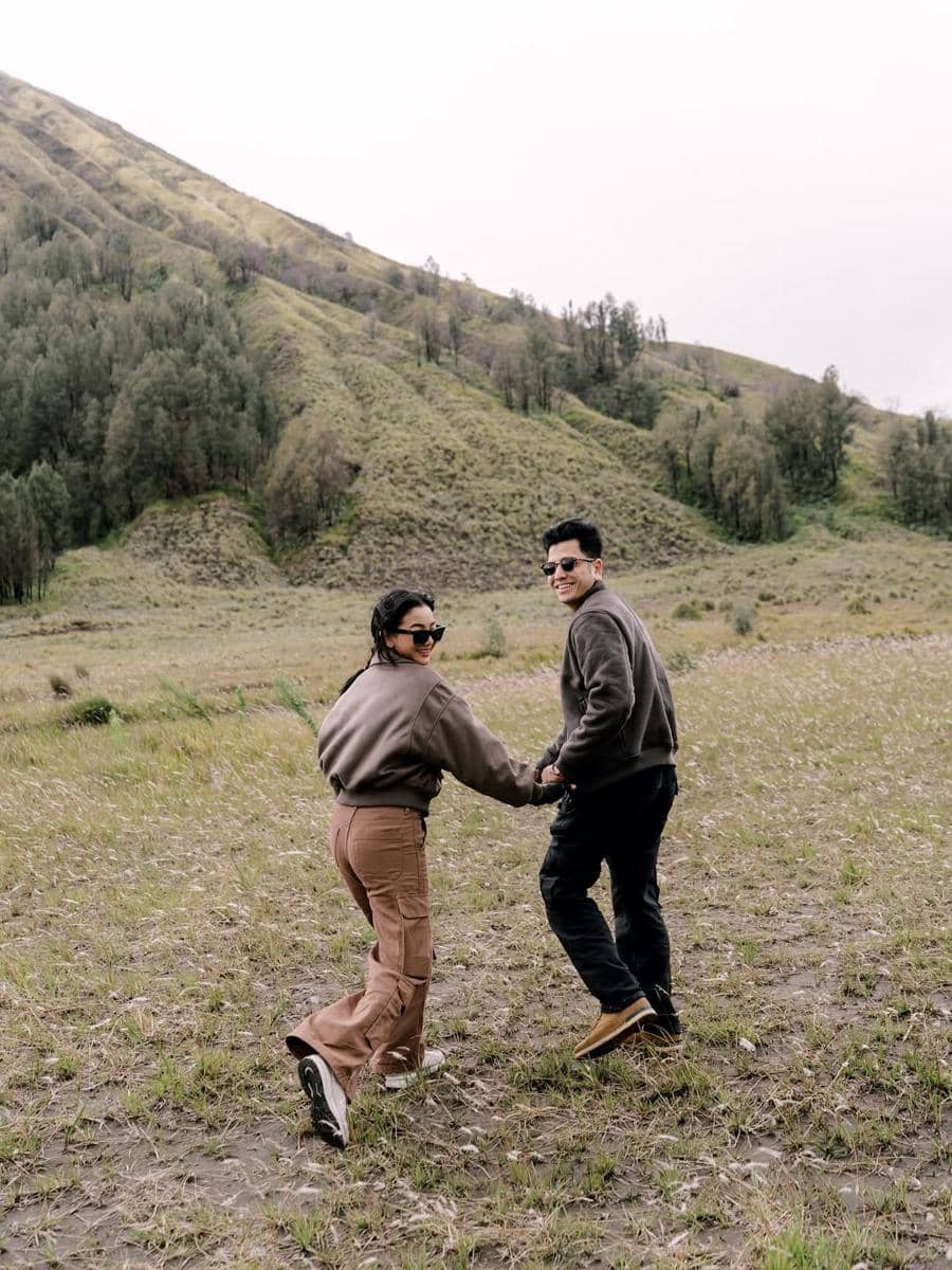 Glenca Chysara dan Rendi Jhon liburan di Gunung Bromo.