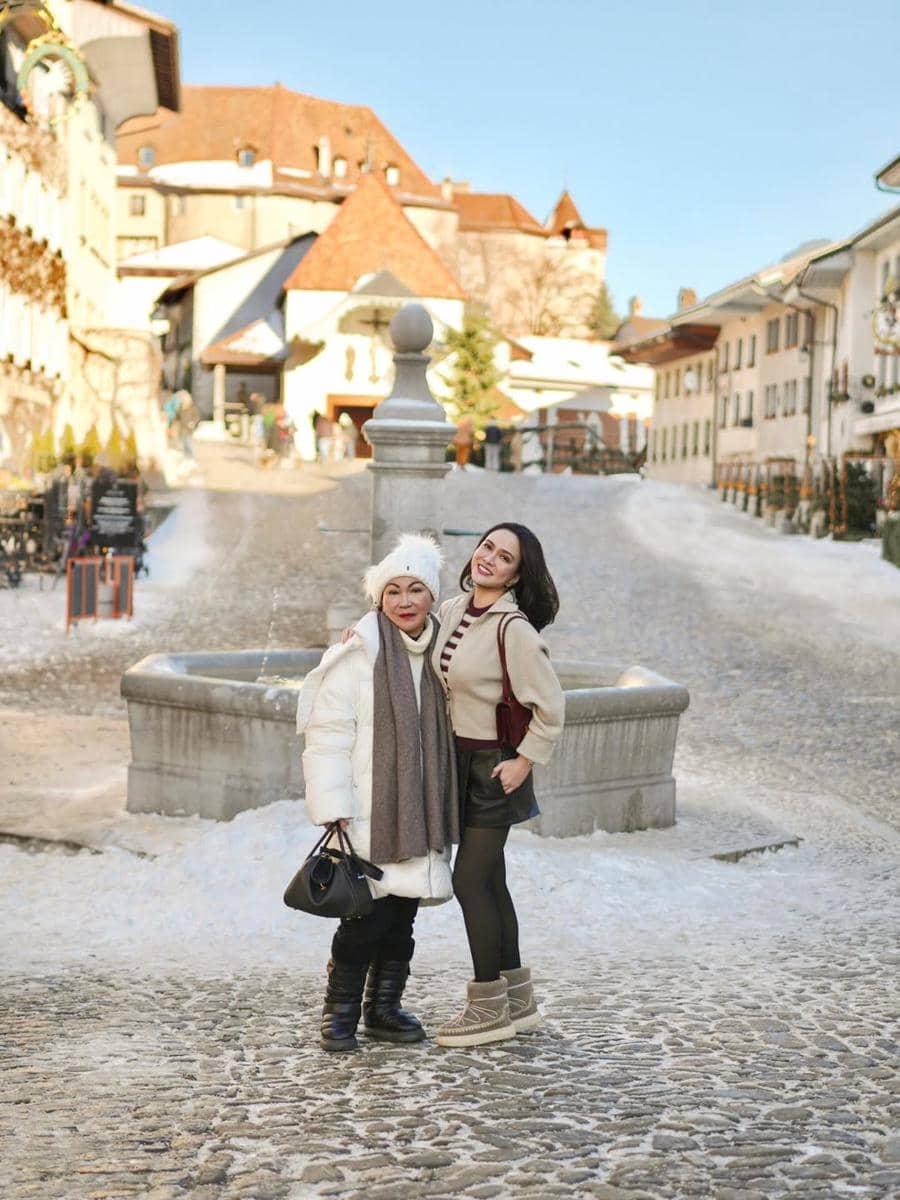 Shandy Aulia liburan ke Eropa dengan ibu dan buah hati.
