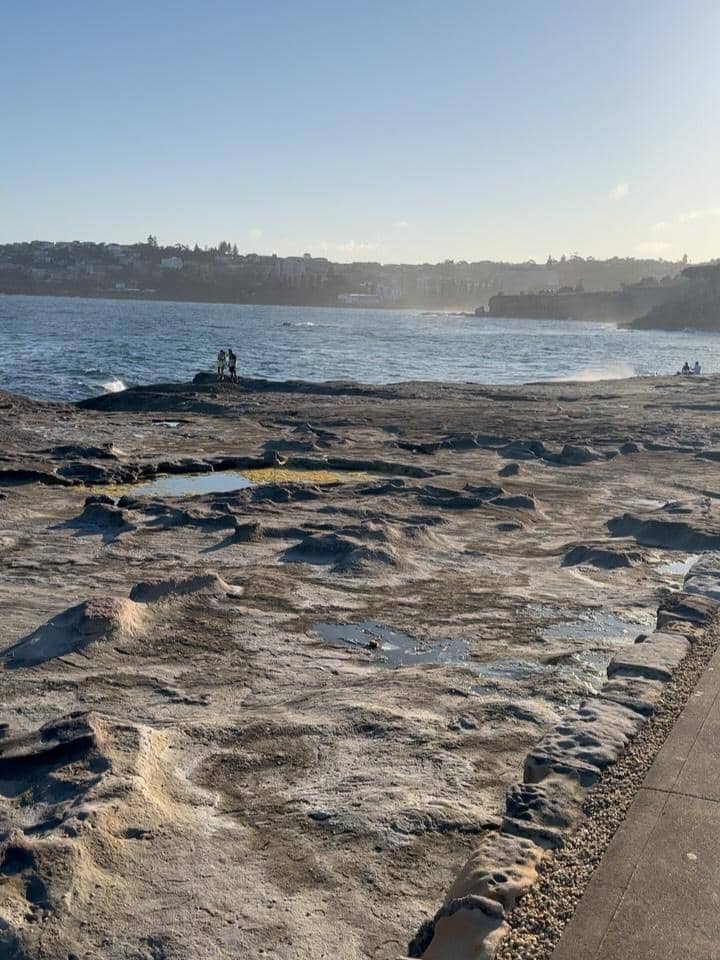 Acha Septriasa dan anak jalan-jalan dari Clovelly ke Coogee.