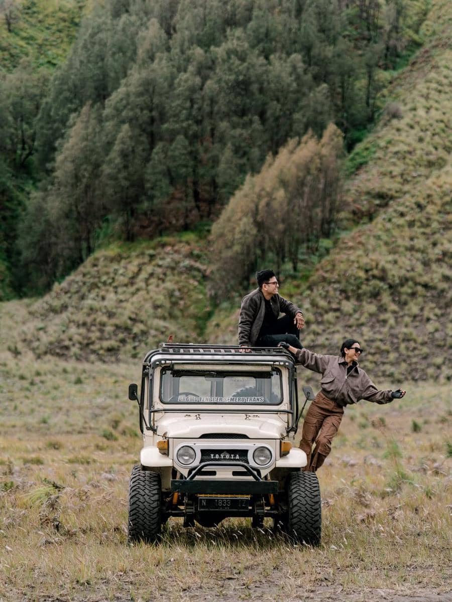 Glenca Chysara dan Rendi Jhon liburan di Gunung Bromo.