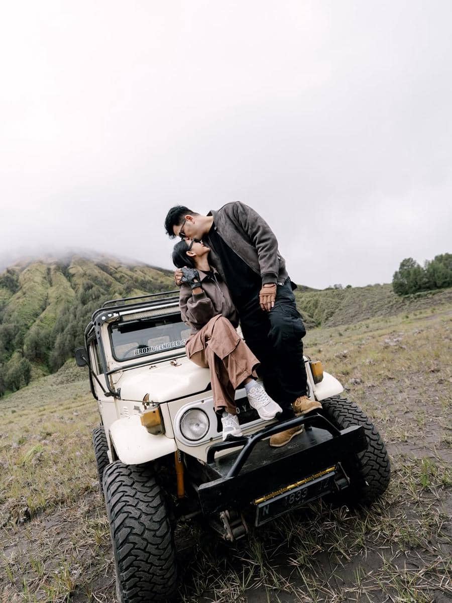Glenca Chysara dan Rendi Jhon liburan di Gunung Bromo.