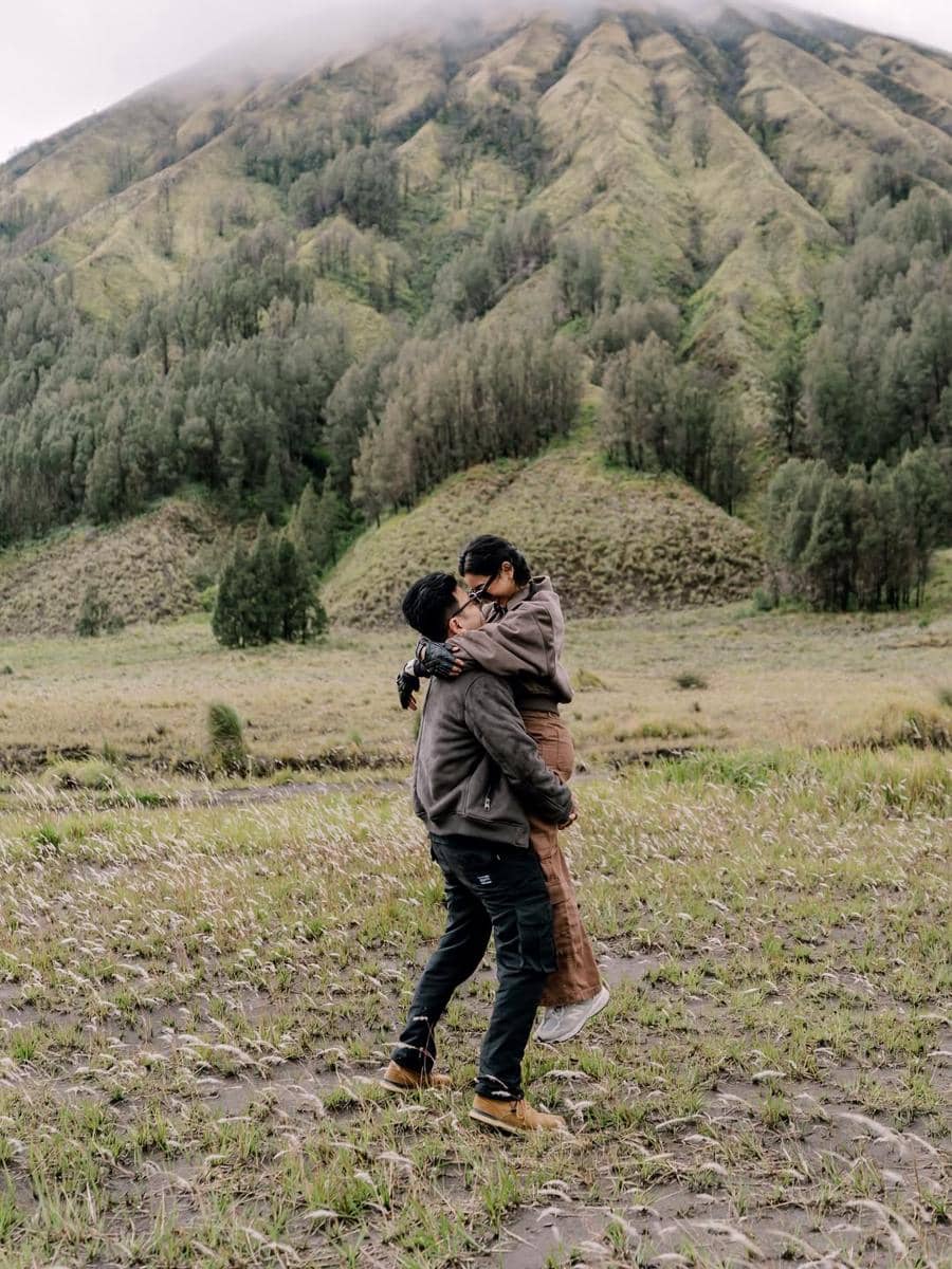 Glenca Chysara dan Rendi Jhon liburan di Gunung Bromo.