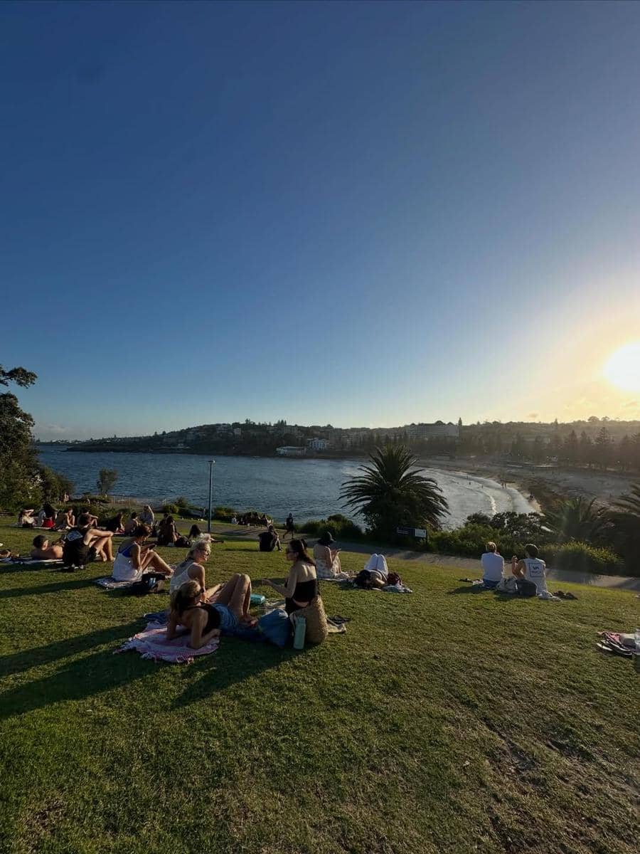 Acha Septriasa dan anak jalan-jalan dari Clovelly ke Coogee.
