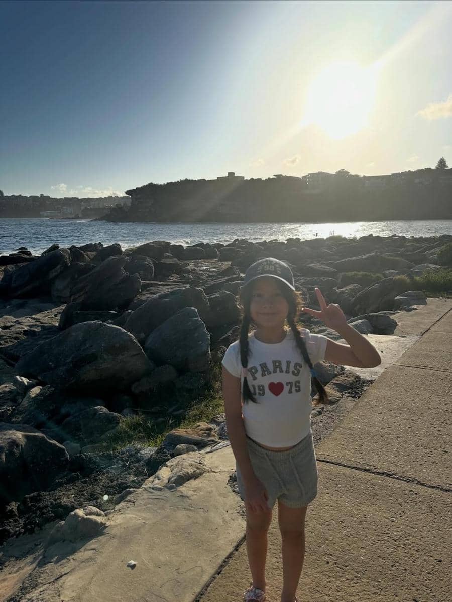 Acha Septriasa dan anak jalan-jalan dari Clovelly ke Coogee.