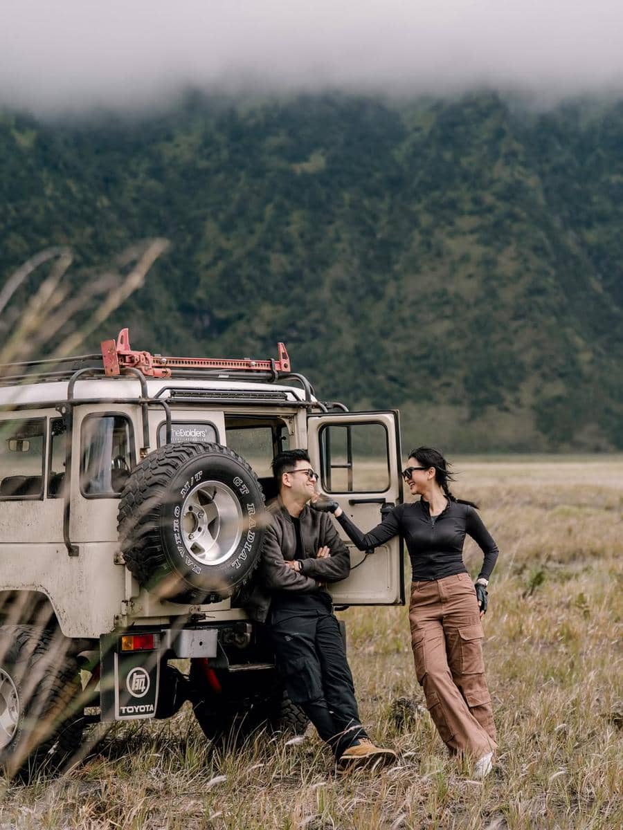 Glenca Chysara dan Rendi Jhon liburan di Gunung Bromo.