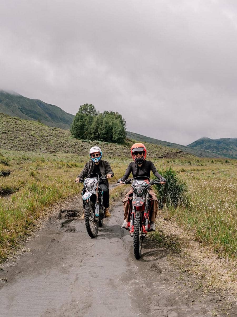 Glenca Chysara dan Rendi Jhon liburan di Gunung Bromo.