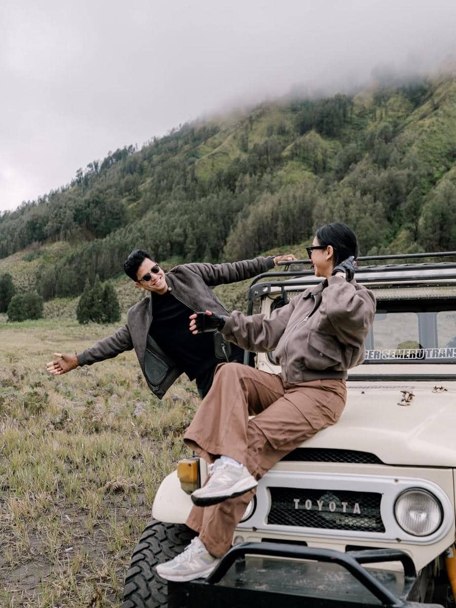 Glenca Chysara dan Rendi Jhon liburan di Gunung Bromo.