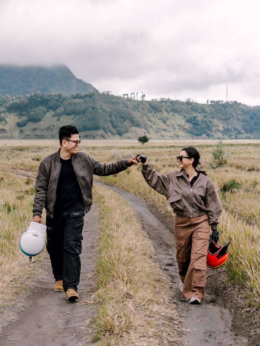 Glenca Chysara dan Rendi Jhon liburan di Gunung Bromo.