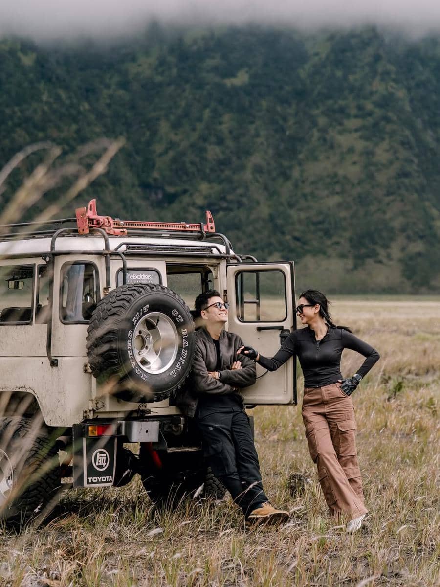 Glenca Chysara dan Rendi Jhon liburan di Gunung Bromo.