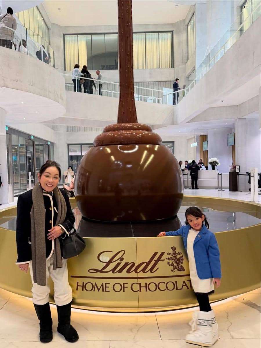 Shandy Aulia liburan ke Eropa dengan ibu dan buah hati.