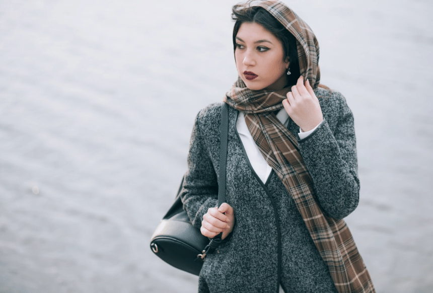 ilustrasi pakai baju hangat saat musim hujan