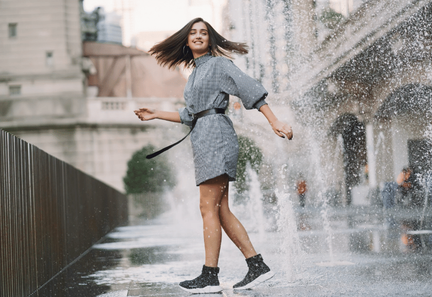 pakai sepatu anti slip saat musim hujan