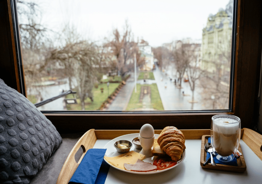 menikmati kopi di kafe saat musim hujan