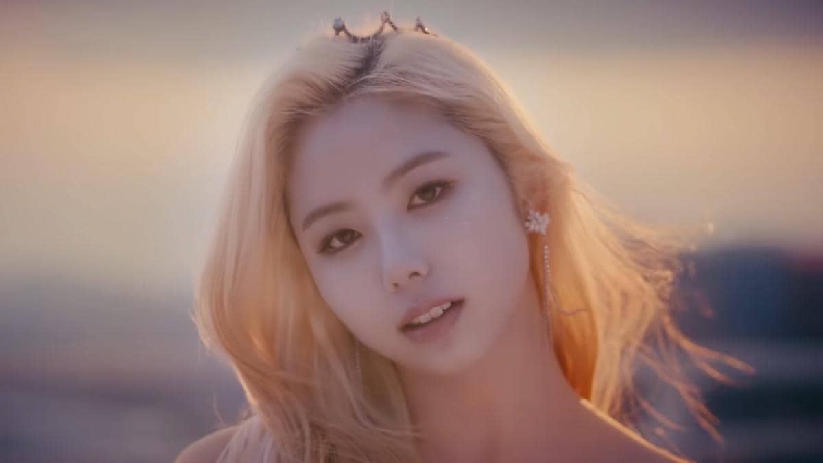 cuplikan MV "Can We Talk Again"