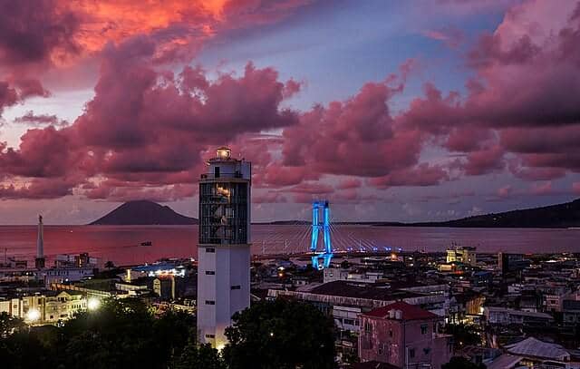 pemandangan matahari terbenam di Manado