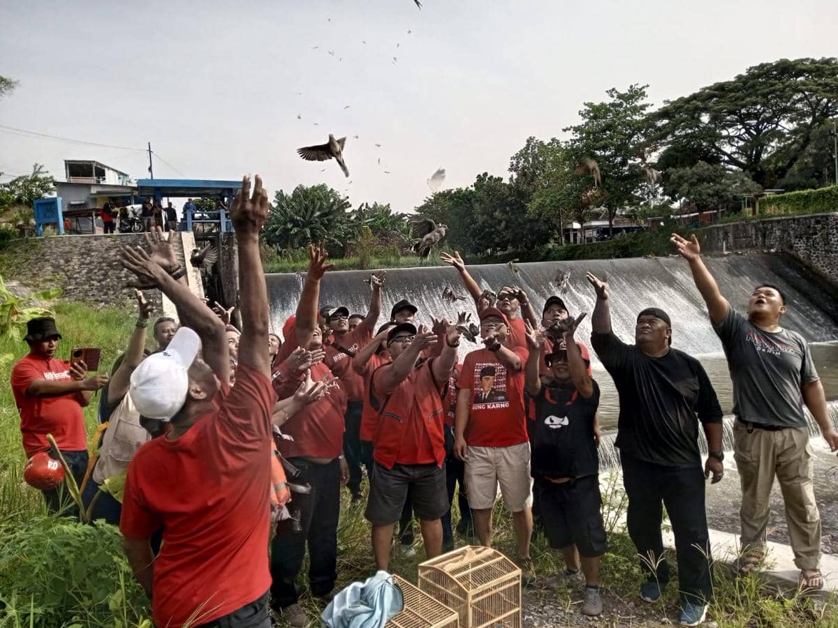 Peringati HUT PDIP, Ratusan Kader di Bantul Gotong Royong Bersih Sungai Code