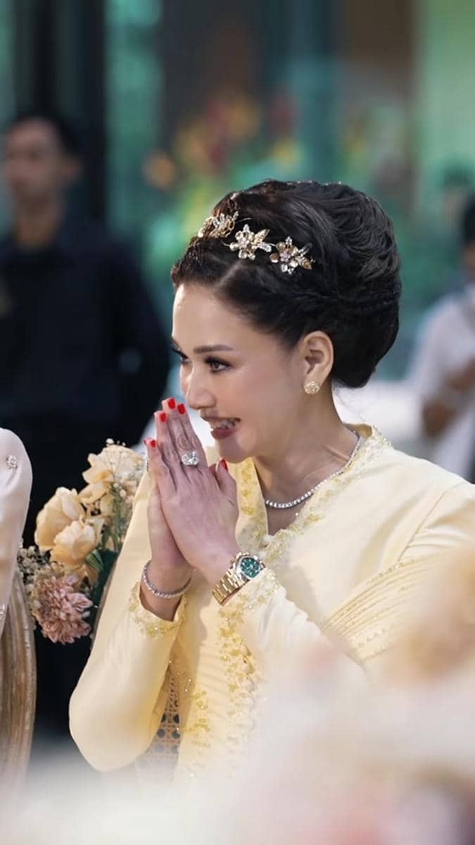 Barang Branded di Lamaran Syifa Hadju dan El Rumi 