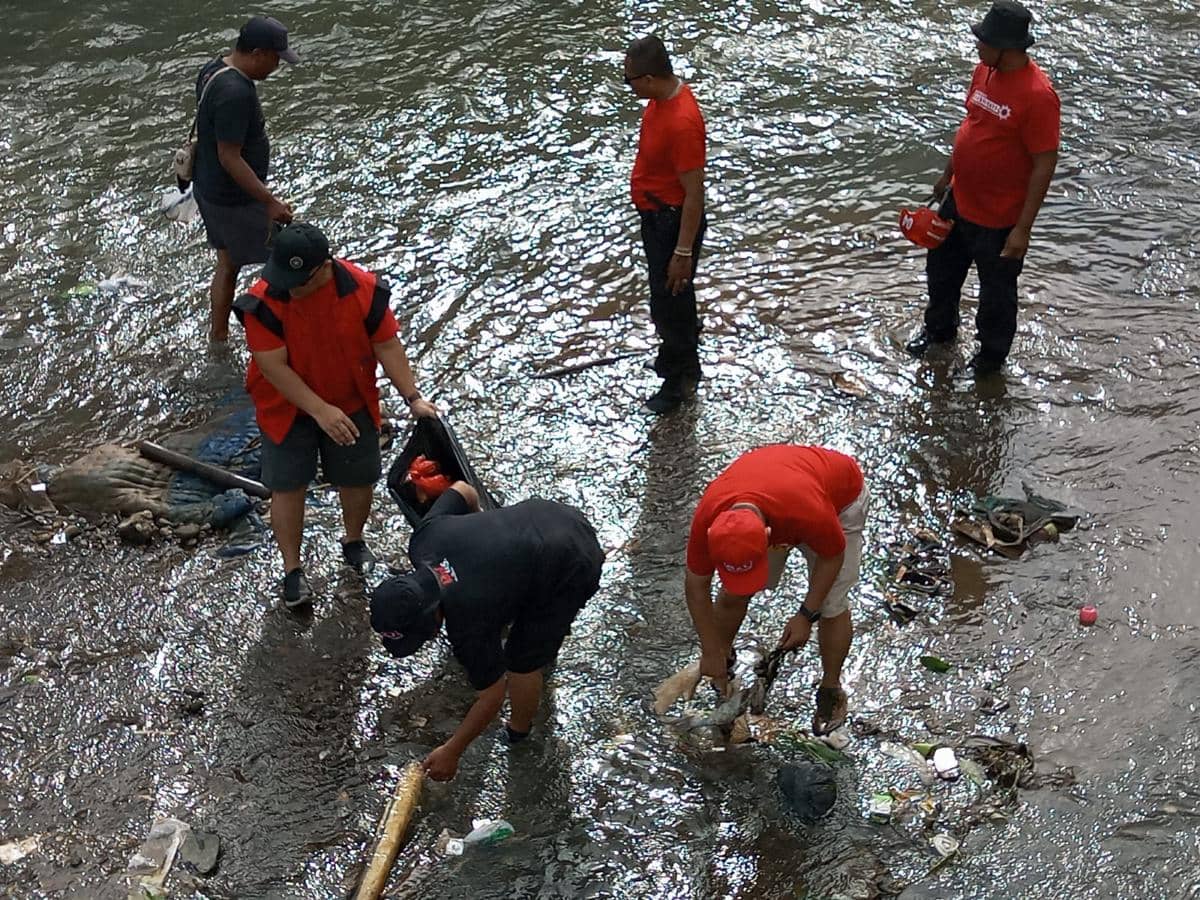 Peringati HUT PDIP, Ratusan Kader di Bantul Gotong Royong Bersih Sungai Code