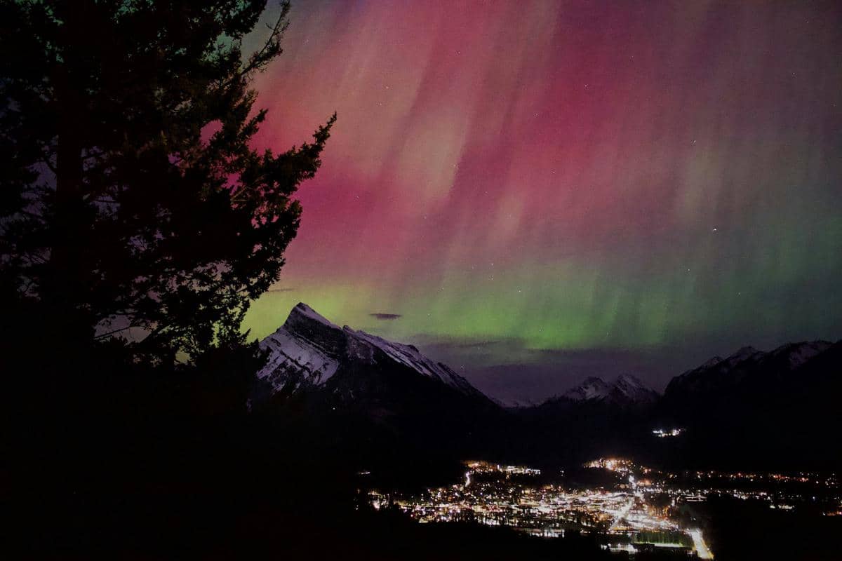 Pemandangan aurora di Banff, Kanada
