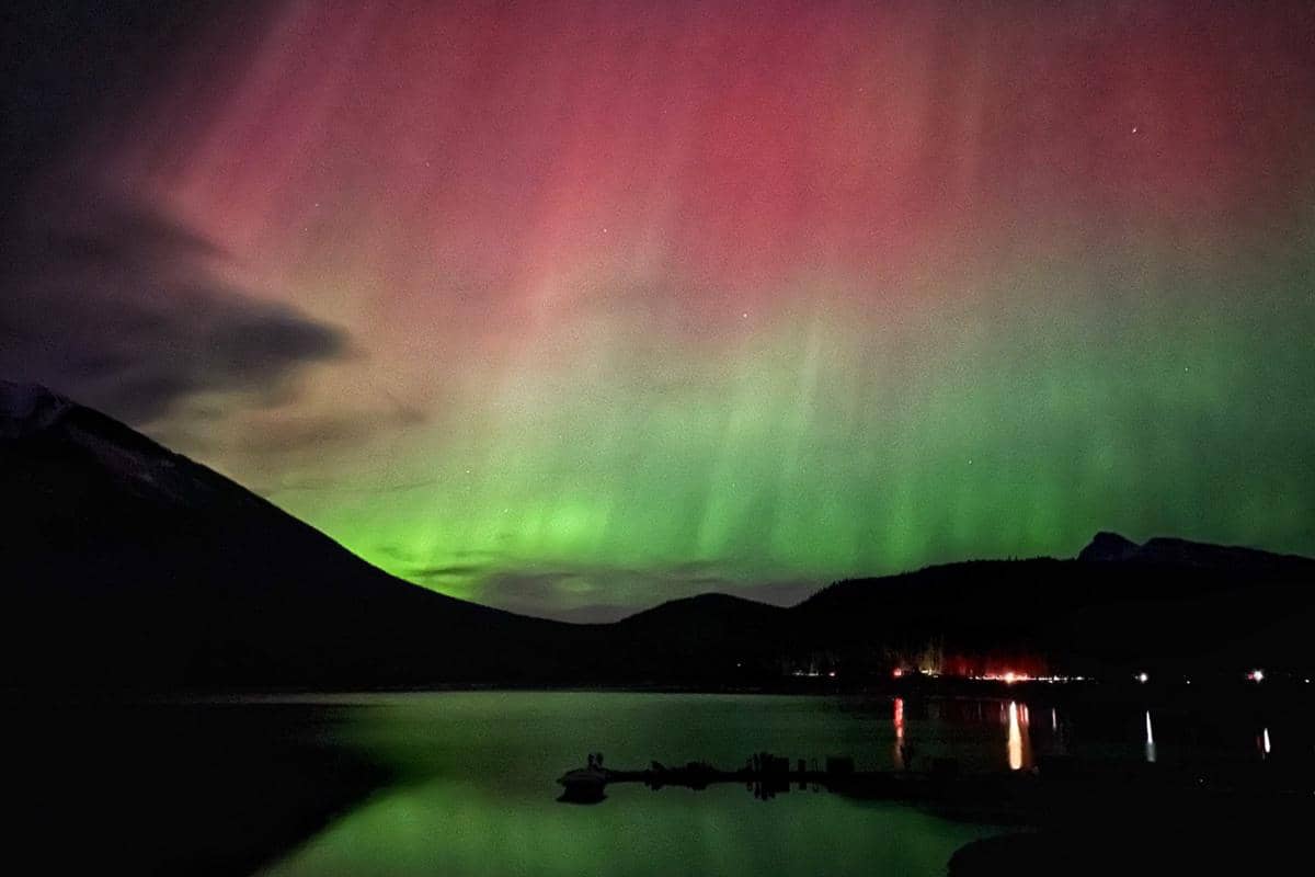 Pemandangan aurora di Danau Minnewanka